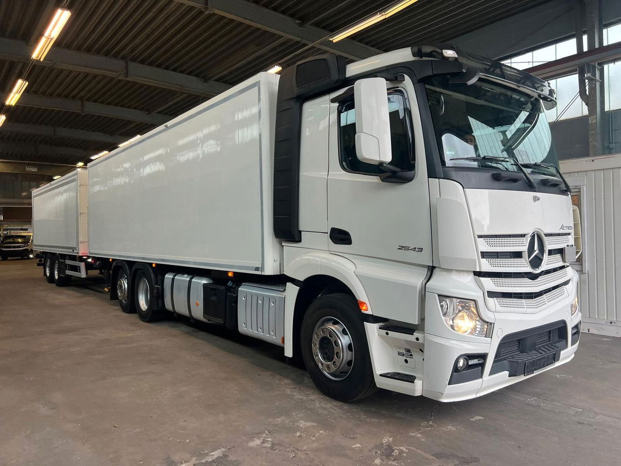 Mercedes-Benz Actros 2543 Komplettzug Voll-Luft - Lange Koffer - Furgonas sunkvežimis: foto 1 Mercedes-Benz Actros 2543 Komplettzug Voll-Luft - Lange Koffer - Furgonas sunkvežimis: foto 1