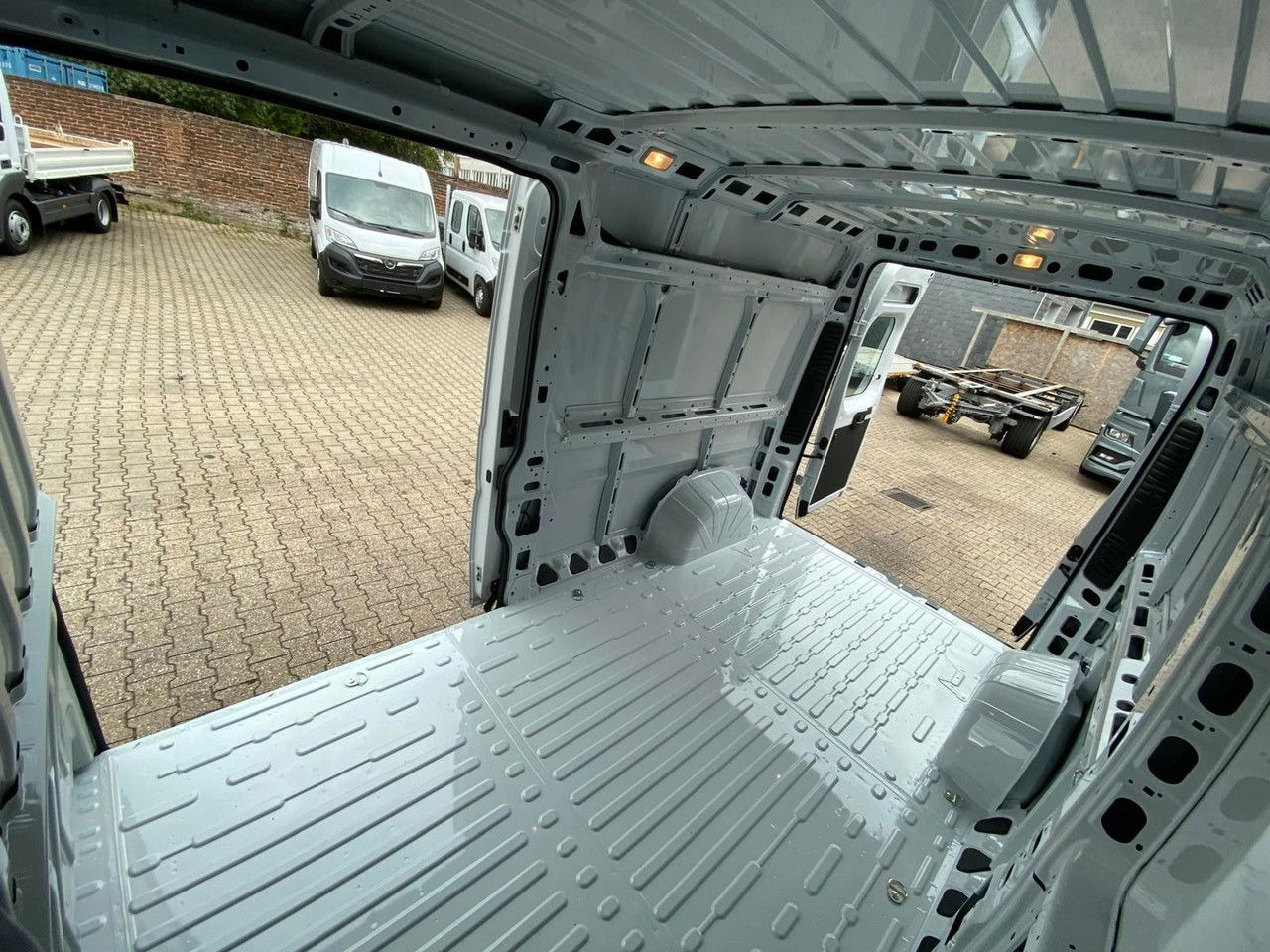 Opel Movano Cargo - Krovininis mikroautobusas: foto 5 Opel Movano Cargo - Krovininis mikroautobusas: foto 5