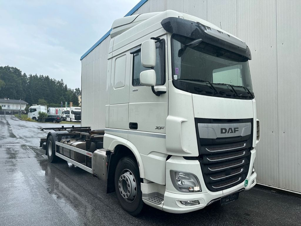 DAF XF 460 SpaceCab Retarder TÜV neu DAF XF 460 SpaceCab Retarder - Konteineris-vežimus/ Sukeisti kūną sunkvežimis: foto 2 DAF XF 460 SpaceCab Retarder TÜV neu DAF XF 460 SpaceCab Retarder - Konteineris-vežimus/ Sukeisti kūną sunkvežimis: foto 2