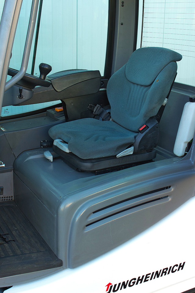 Elektrinis krautuvas Jungheinrich EFG320 - Triplex - Drehgerät - Li-Ion: foto 12 Elektrinis krautuvas Jungheinrich EFG320 - Triplex - Drehgerät - Li-Ion: foto 12