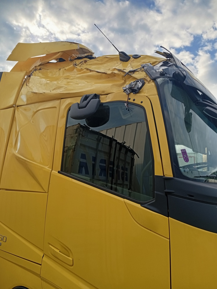 VOLVO FH 460 Aero, Damaged, Located in Bari,Italy - Vilkikas: foto 5 VOLVO FH 460 Aero, Damaged, Located in Bari,Italy - Vilkikas: foto 5