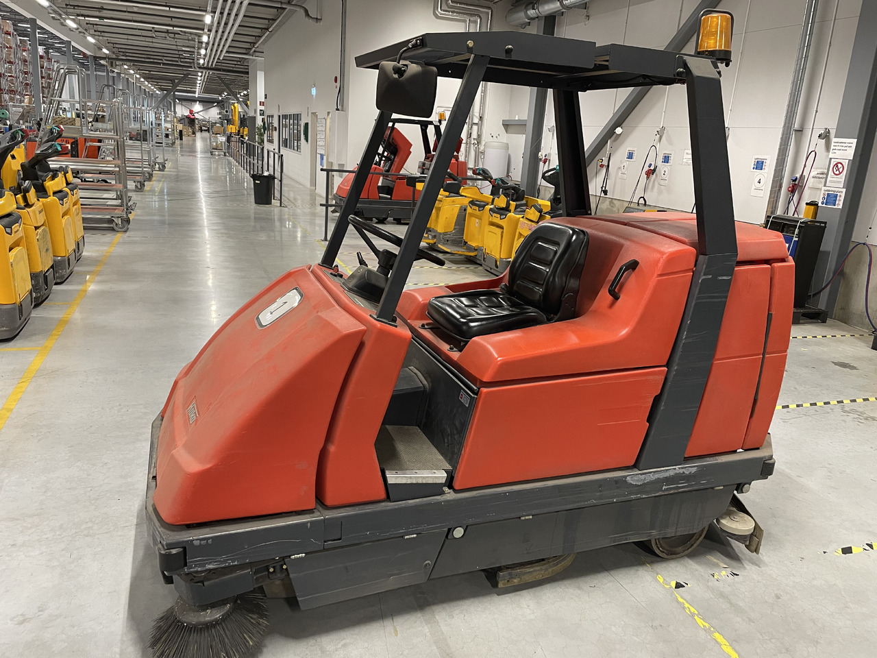 Hako Hakomatic B 1100 - Grindų šlavimo mašina: foto 2 Hako Hakomatic B 1100 - Grindų šlavimo mašina: foto 2