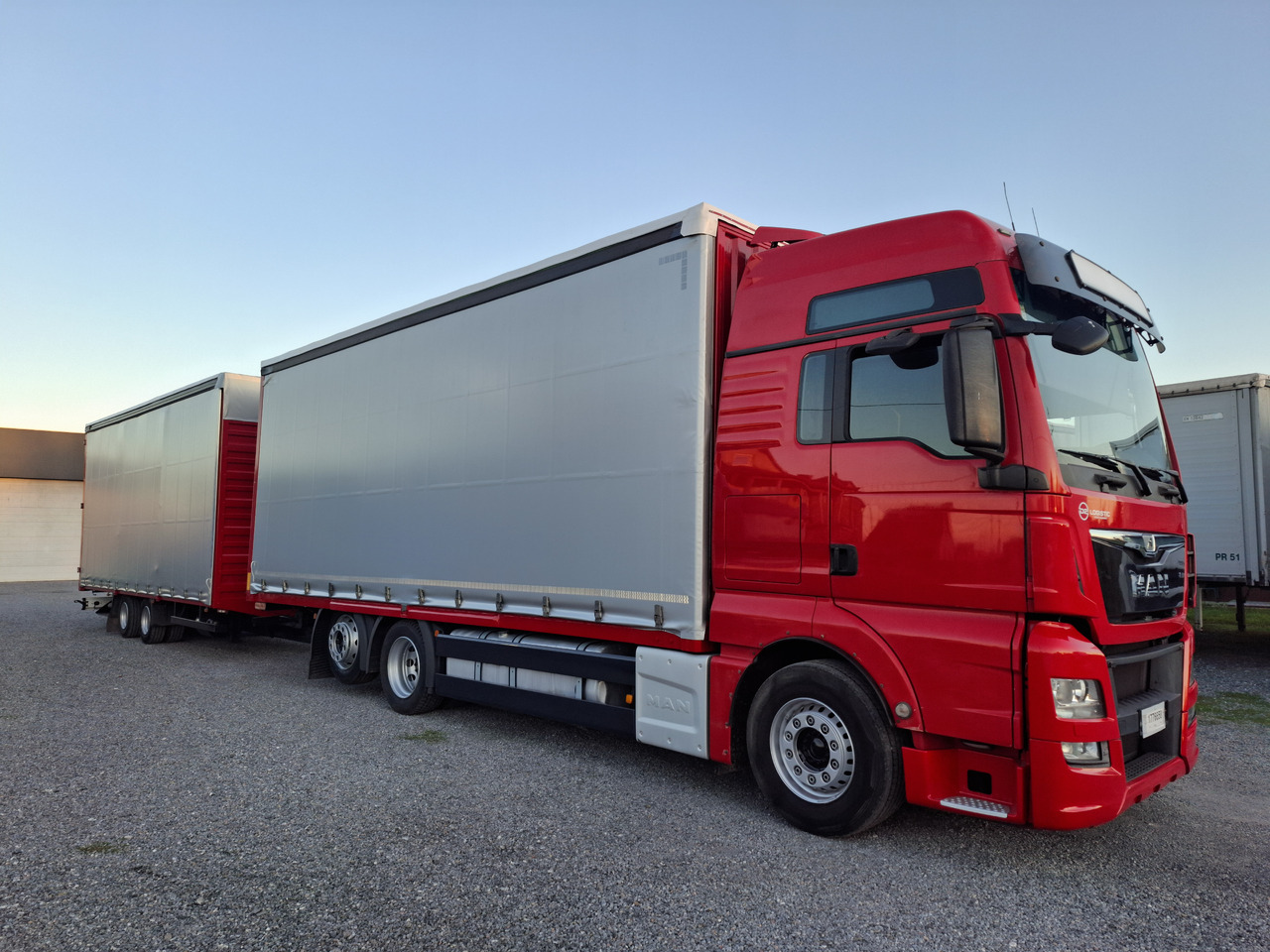 MAN TGX 26.440 E6 + SCHMITZ - Tentinis sunkvežimis: foto 1 MAN TGX 26.440 E6 + SCHMITZ - Tentinis sunkvežimis: foto 1