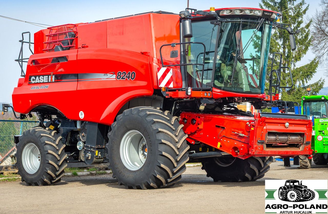 CASE IH 8240 AFS - 2018 ROK + MACDON FD 135 - 2018 ROK - Derliaus nuėmimo kombainas: foto 2 CASE IH 8240 AFS - 2018 ROK + MACDON FD 135 - 2018 ROK - Derliaus nuėmimo kombainas: foto 2