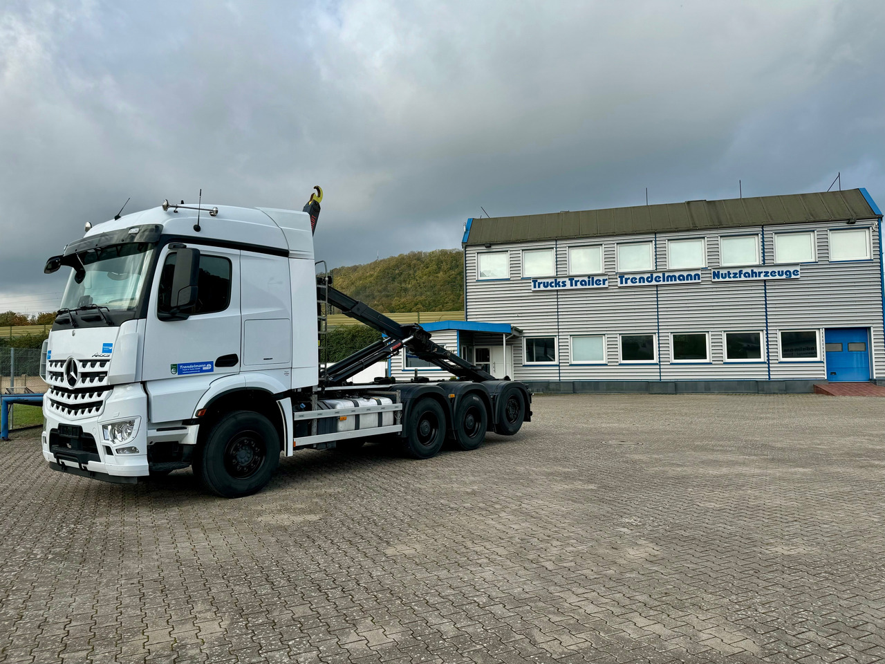 Mercedes-Benz Arocs MP5 3253 8x4 Tridem ARK HIAB 24 to - Hook-lift sunkvežimis: foto 1 Mercedes-Benz Arocs MP5 3253 8x4 Tridem ARK HIAB 24 to - Hook-lift sunkvežimis: foto 1