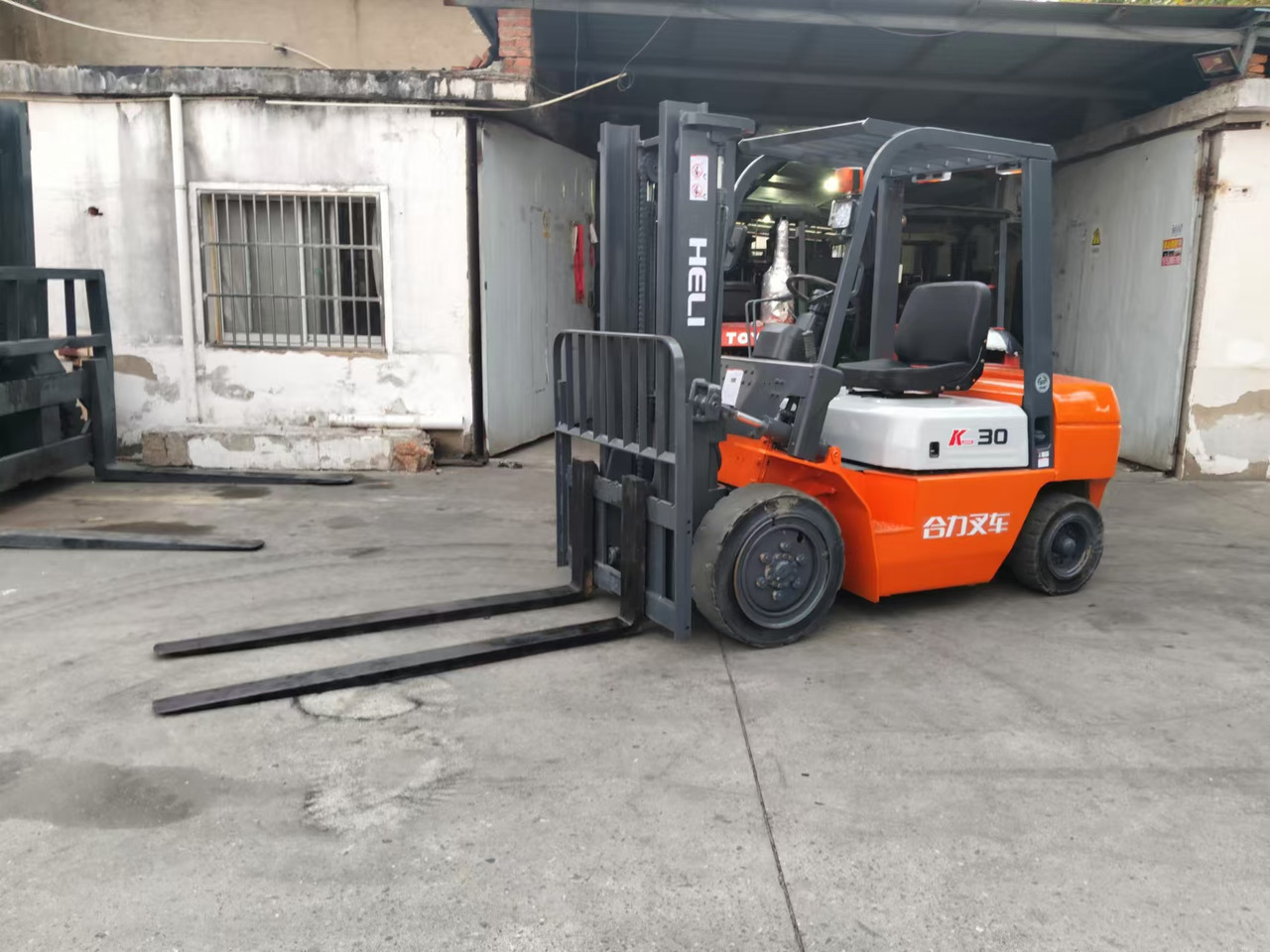 HELI k30 used 3 ton diesel forklift Customizable mast clamps low price - Dyzelinis krautuvas: foto 2 HELI k30 used 3 ton diesel forklift Customizable mast clamps low price - Dyzelinis krautuvas: foto 2