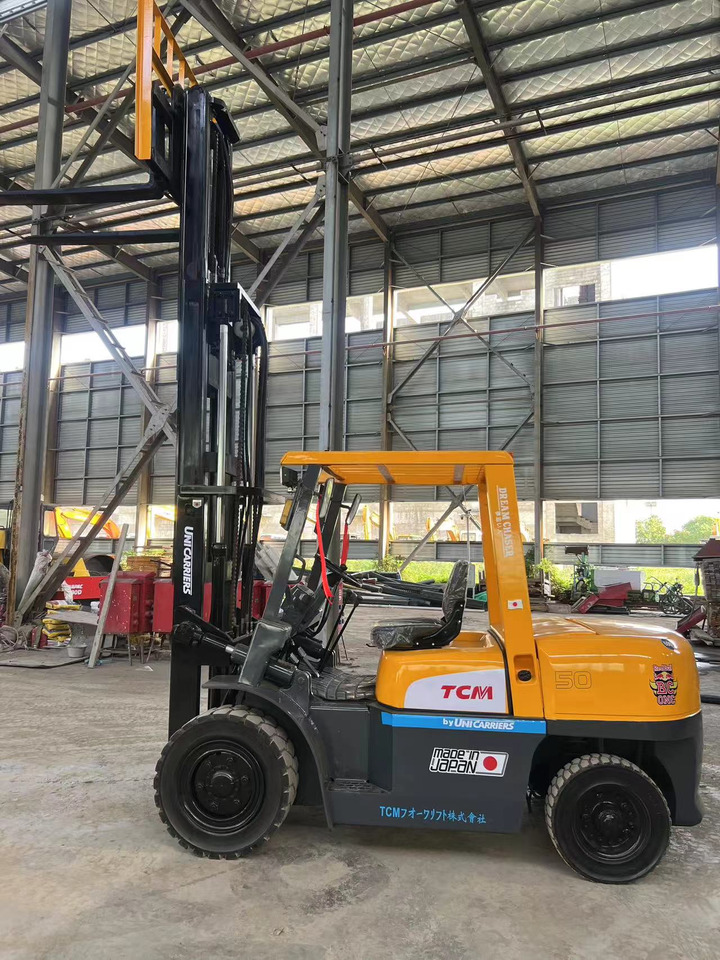 TCM fd50 japan brand original 5 ton diesel forklift 3 section 4.5m Customizable mast clamp side shift - Dyzelinis krautuvas: foto 5 TCM fd50 japan brand original 5 ton diesel forklift 3 section 4.5m Customizable mast clamp side shift - Dyzelinis krautuvas: foto 5