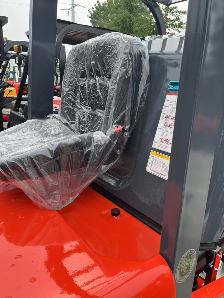Heli brand new 2.5T diesel forklift famous China brand (Clamp available) - Dyzelinis krautuvas: foto 3 Heli brand new 2.5T diesel forklift famous China brand (Clamp available) - Dyzelinis krautuvas: foto 3