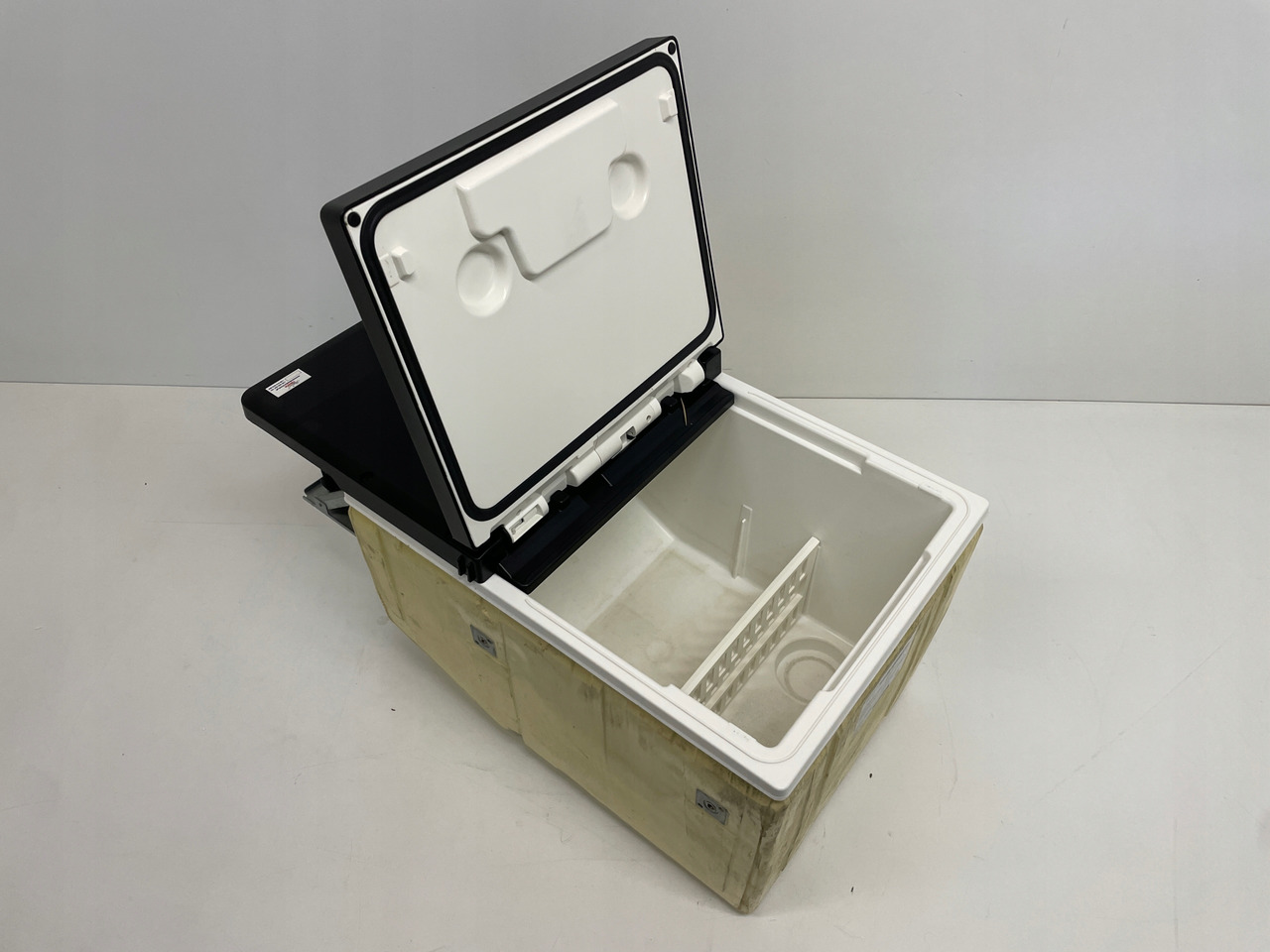 LODÓWKA CHŁODZIARKA MAN TGS TGL TGM 3 TGS3 EURO 6 81639106400 - Kabina ir interjeras - Sunkvežimis: foto 2 LODÓWKA CHŁODZIARKA MAN TGS TGL TGM 3 TGS3 EURO 6 81639106400 - Kabina ir interjeras - Sunkvežimis: foto 2