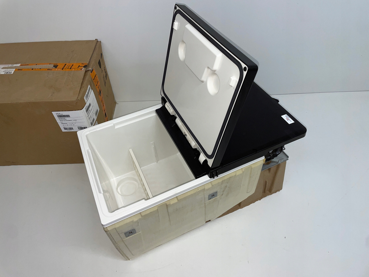 LODÓWKA CHŁODZIARKA MAN TGS TGL TGM 3 TGS3 EURO 6 81639106400 - Kabina ir interjeras - Sunkvežimis: foto 3 LODÓWKA CHŁODZIARKA MAN TGS TGL TGM 3 TGS3 EURO 6 81639106400 - Kabina ir interjeras - Sunkvežimis: foto 3