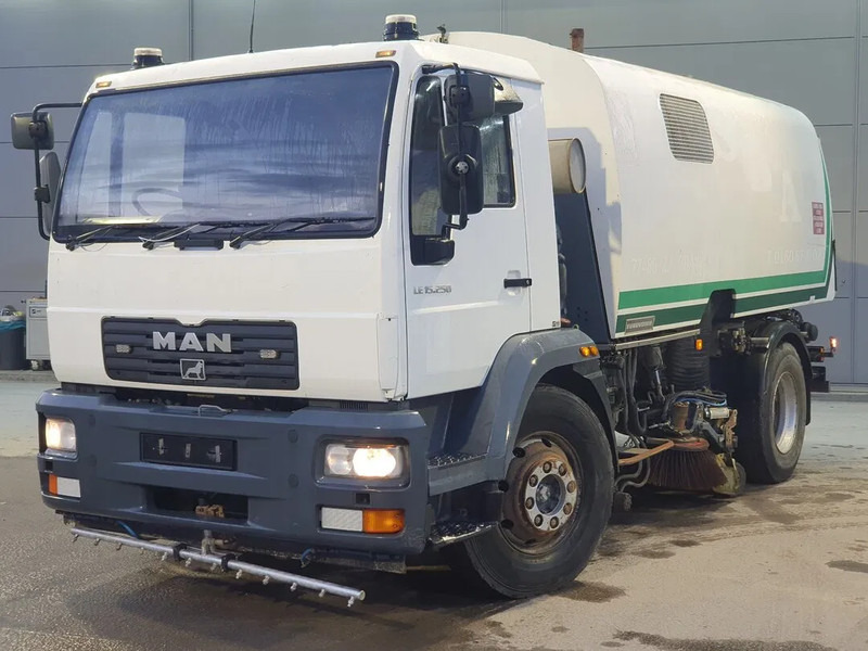 MAN LE 15.250 Eurovoirie Sweeper Manual Steelsuspension Euro 3 2007 - Gatvių šlavimo mašina: foto 1 MAN LE 15.250 Eurovoirie Sweeper Manual Steelsuspension Euro 3 2007 - Gatvių šlavimo mašina: foto 1