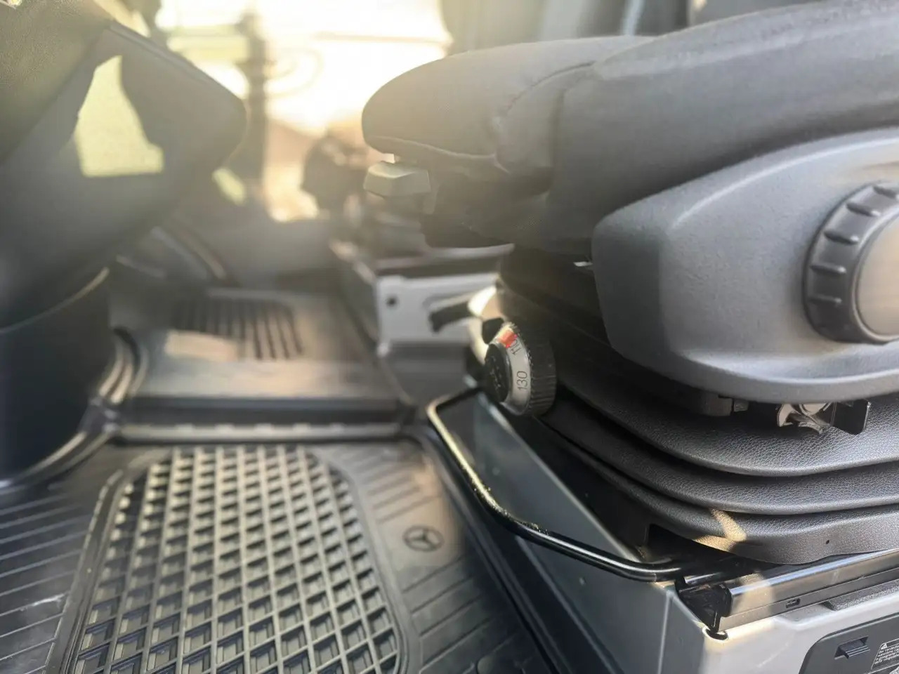 Mercedes-Benz Sprinter 317 CDI Lang Hoch Klima MBUX Silber LED - Krovininis mikroautobusas: foto 5 Mercedes-Benz Sprinter 317 CDI Lang Hoch Klima MBUX Silber LED - Krovininis mikroautobusas: foto 5