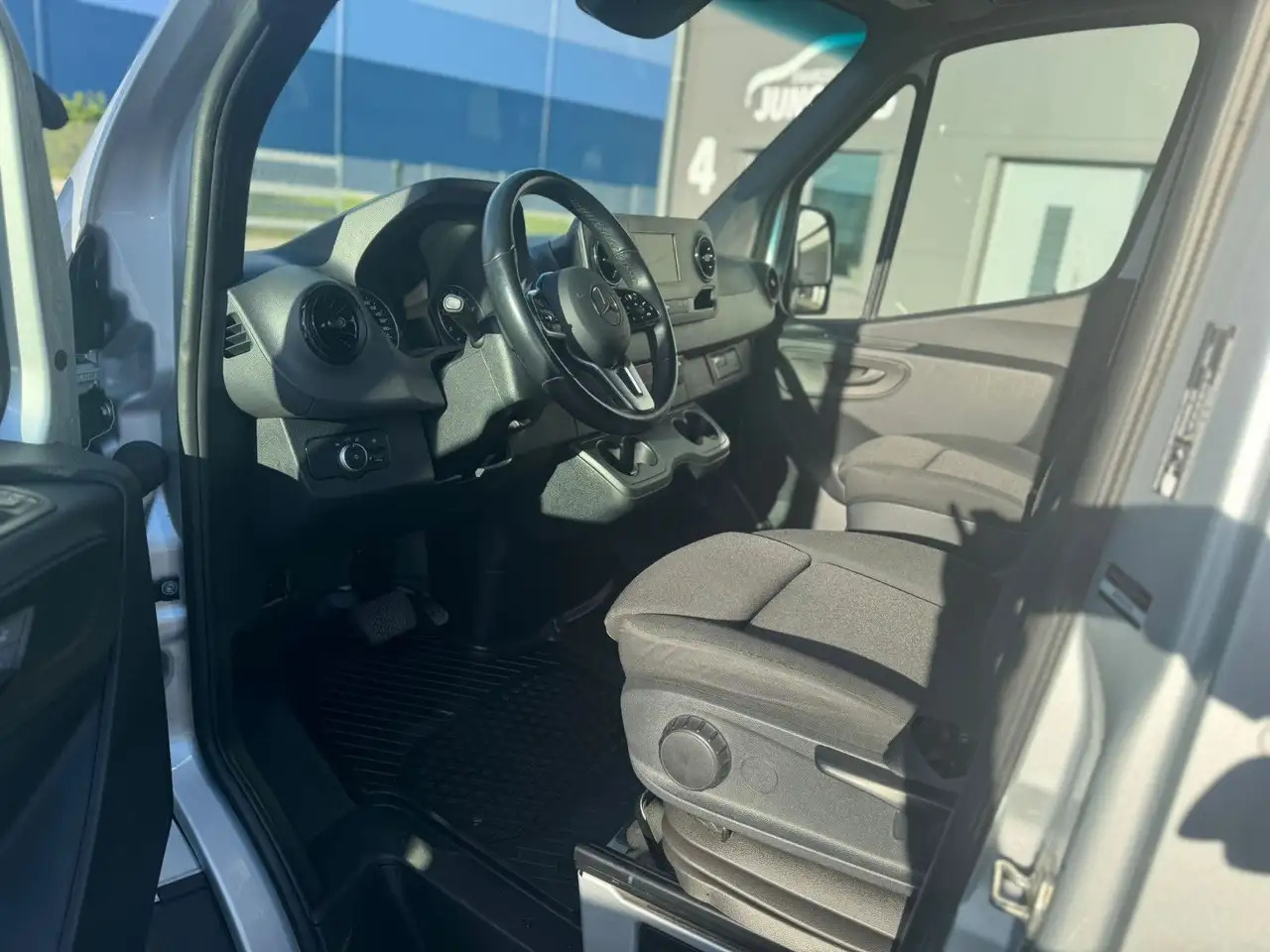 Mercedes-Benz Sprinter 317 CDI Lang Hoch Klima MBUX Silber LED - Krovininis mikroautobusas: foto 4 Mercedes-Benz Sprinter 317 CDI Lang Hoch Klima MBUX Silber LED - Krovininis mikroautobusas: foto 4