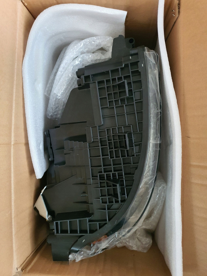 NOWY REFLEKTOR VOLVO FH4 PRAWY - Priekinis žibintas - Sunkvežimis: foto 3 NOWY REFLEKTOR VOLVO FH4 PRAWY - Priekinis žibintas - Sunkvežimis: foto 3