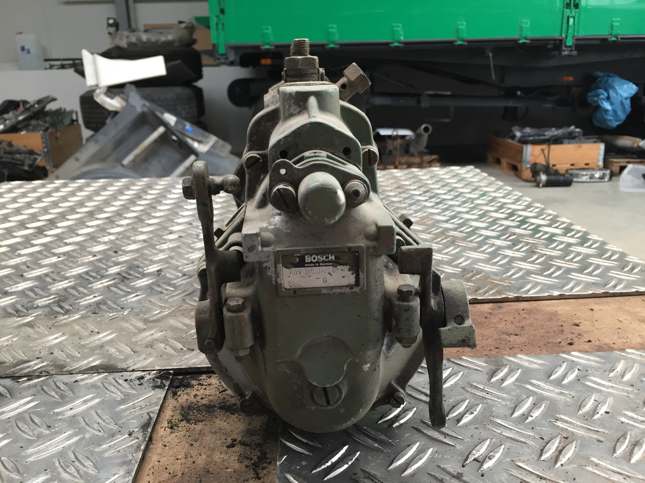 Gebrauchte Einspritzpumpe MB 813, Typ : OM 352, Bosch - Nr. : 0400 846 233 - Kuro siurblys - Sunkvežimis: foto 2 Gebrauchte Einspritzpumpe MB 813, Typ : OM 352, Bosch - Nr. : 0400 846 233 - Kuro siurblys - Sunkvežimis: foto 2