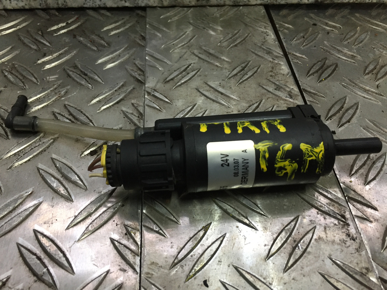 Gebrauchter Scheibenwaschmotor MAN TGM 15.280, Artikel - Nr.: 81.26485-6033 - Priekinis stiklas - Sunkvežimis: foto 1 Gebrauchter Scheibenwaschmotor MAN TGM 15.280, Artikel - Nr.: 81.26485-6033 - Priekinis stiklas - Sunkvežimis: foto 1