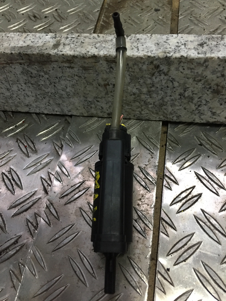 Gebrauchter Scheibenwaschmotor MAN TGM 15.280, Artikel - Nr.: 81.26485-6033 - Priekinis stiklas - Sunkvežimis: foto 2 Gebrauchter Scheibenwaschmotor MAN TGM 15.280, Artikel - Nr.: 81.26485-6033 - Priekinis stiklas - Sunkvežimis: foto 2