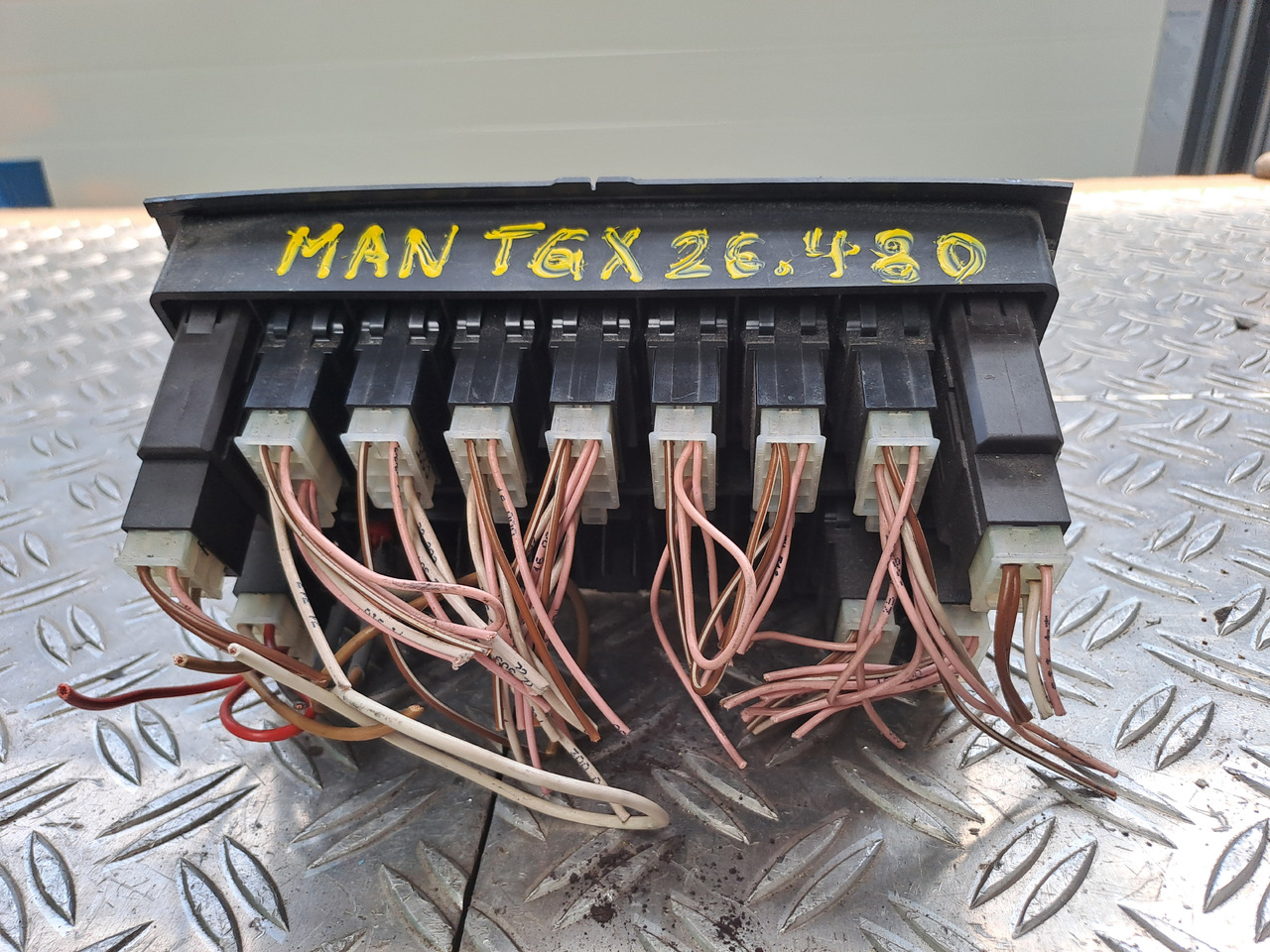 Gebrauchtes MAN TGX 26.480 Steuergerät ECAS Luftfederung , Artikel - Nr. : 81.25525 - 0211 - Valdymo blokas - Sunkvežimis: foto 5 Gebrauchtes MAN TGX 26.480 Steuergerät ECAS Luftfederung , Artikel - Nr. : 81.25525 - 0211 - Valdymo blokas - Sunkvežimis: foto 5