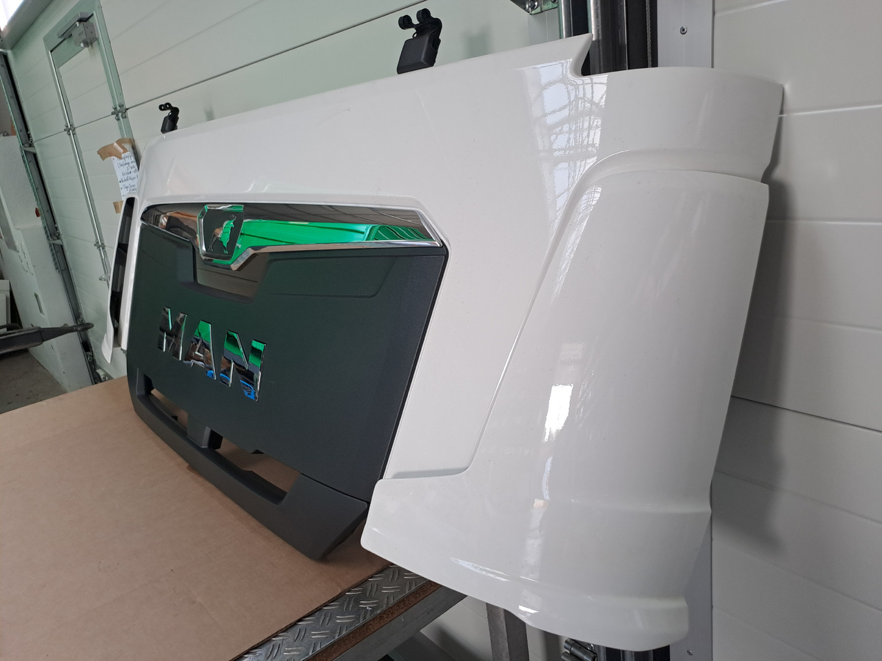 Neuwertige Frontklappe, silber, schmal MAN TGL / TGM / TG3, Artikel - Nr.: 81.61110 - 6123 - Kapotas - Sunkvežimis: foto 1 Neuwertige Frontklappe, silber, schmal MAN TGL / TGM / TG3, Artikel - Nr.: 81.61110 - 6123 - Kapotas - Sunkvežimis: foto 1