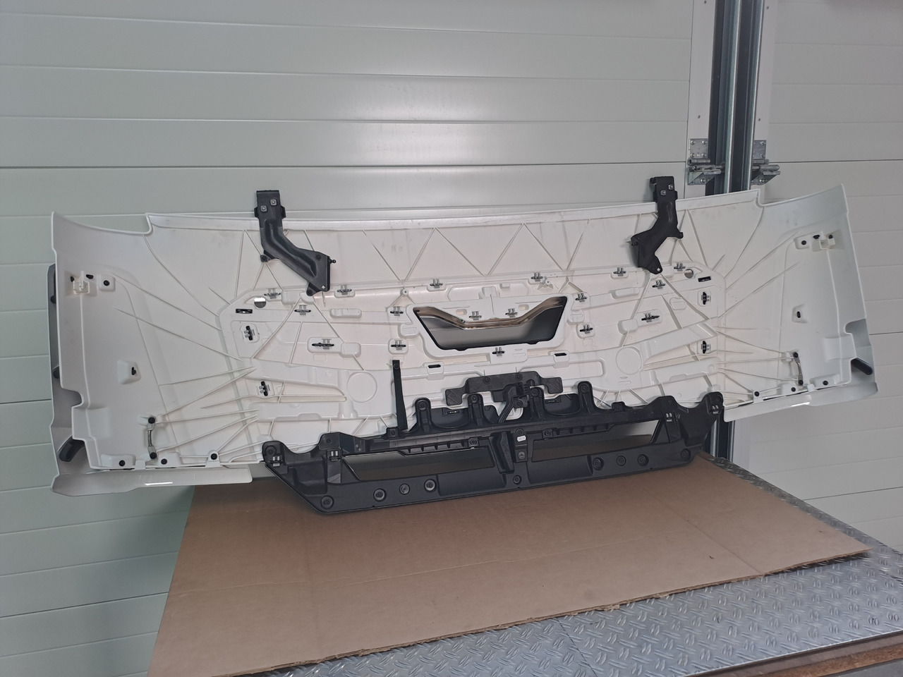 Neuwertige Frontklappe, silber, schmal MAN TGL / TGM / TG3, Artikel - Nr.: 81.61110 - 6123 - Kapotas - Sunkvežimis: foto 3 Neuwertige Frontklappe, silber, schmal MAN TGL / TGM / TG3, Artikel - Nr.: 81.61110 - 6123 - Kapotas - Sunkvežimis: foto 3