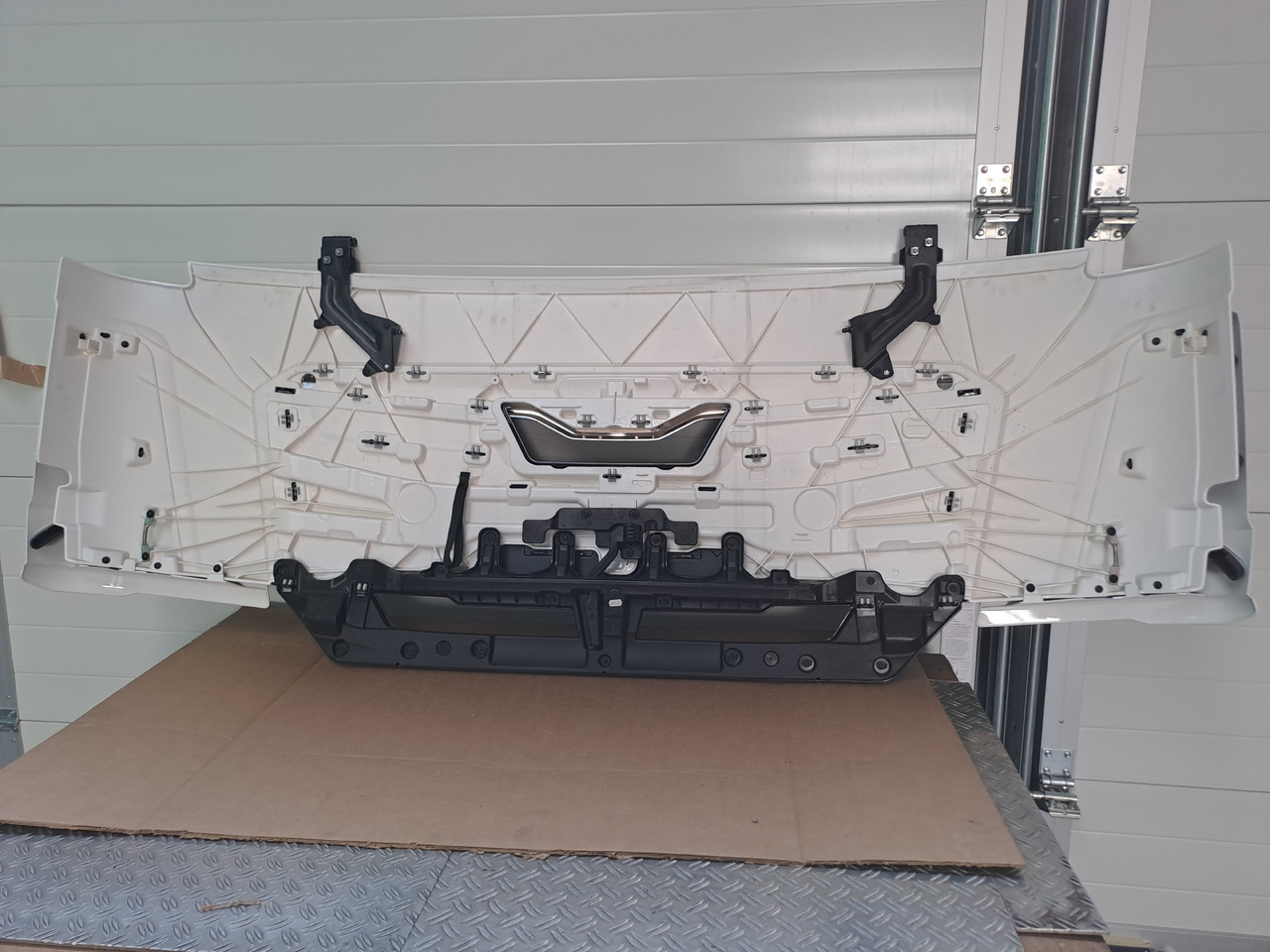 Neuwertige Frontklappe, silber, schmal MAN TGL / TGM / TG3, Artikel - Nr.: 81.61110 - 6123 - Kapotas - Sunkvežimis: foto 4 Neuwertige Frontklappe, silber, schmal MAN TGL / TGM / TG3, Artikel - Nr.: 81.61110 - 6123 - Kapotas - Sunkvežimis: foto 4