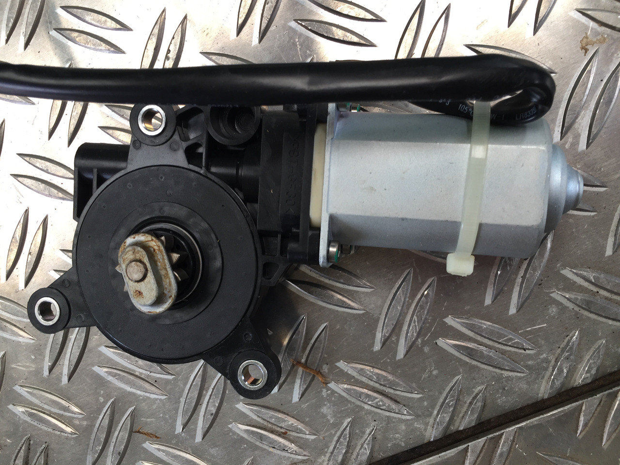 Neuwertiger MAN TGA Elektrischer Fensterheber Motor, Artikel - Nr. : 81.28601 - 6143 - Stiklo pakelejas - Sunkvežimis: foto 4 Neuwertiger MAN TGA Elektrischer Fensterheber Motor, Artikel - Nr. : 81.28601 - 6143 - Stiklo pakelejas - Sunkvežimis: foto 4