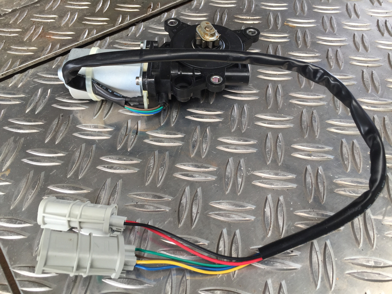 Neuwertiger MAN TGA Elektrischer Fensterheber Motor, Artikel - Nr. : 81.28601 - 6143 - Stiklo pakelejas - Sunkvežimis: foto 2 Neuwertiger MAN TGA Elektrischer Fensterheber Motor, Artikel - Nr. : 81.28601 - 6143 - Stiklo pakelejas - Sunkvežimis: foto 2