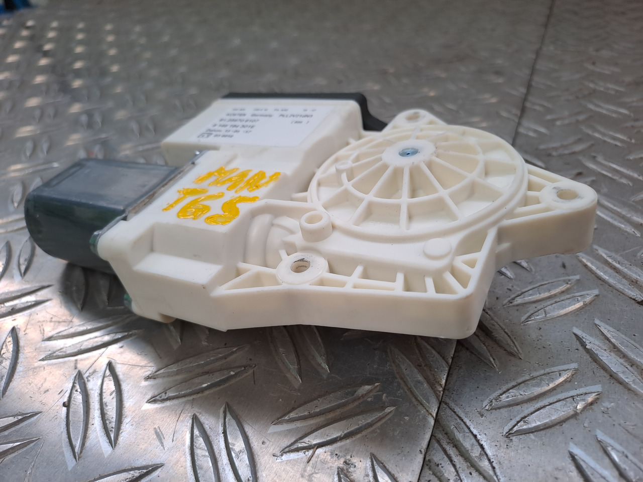 Neuwertiger MAN TGS Elektromotor Fensterheber links, Artikel - Nr. : 81.25970 - 6107 - Stiklo pakelejas - Sunkvežimis: foto 5 Neuwertiger MAN TGS Elektromotor Fensterheber links, Artikel - Nr. : 81.25970 - 6107 - Stiklo pakelejas - Sunkvežimis: foto 5