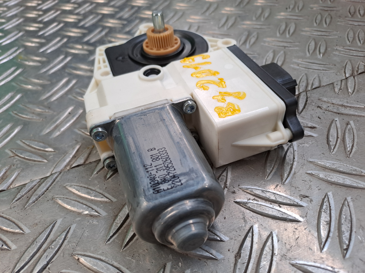 Neuwertiger MAN TGS Elektromotor Fensterheber links, Artikel - Nr. : 81.25970 - 6107 - Stiklo pakelejas - Sunkvežimis: foto 4 Neuwertiger MAN TGS Elektromotor Fensterheber links, Artikel - Nr. : 81.25970 - 6107 - Stiklo pakelejas - Sunkvežimis: foto 4