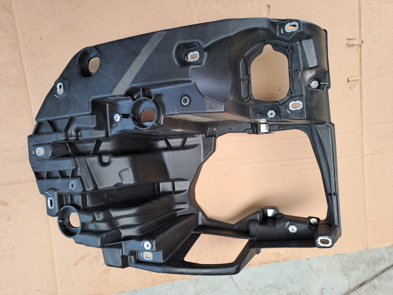 Neuwertiger Träger für Scheinwerfer MAN TG3 rechts, Artikel - Nr. : 81.41610 - 5838 / 5837 - Priekinis žibintas - Sunkvežimis: foto 4 Neuwertiger Träger für Scheinwerfer MAN TG3 rechts, Artikel - Nr. : 81.41610 - 5838 / 5837 - Priekinis žibintas - Sunkvežimis: foto 4