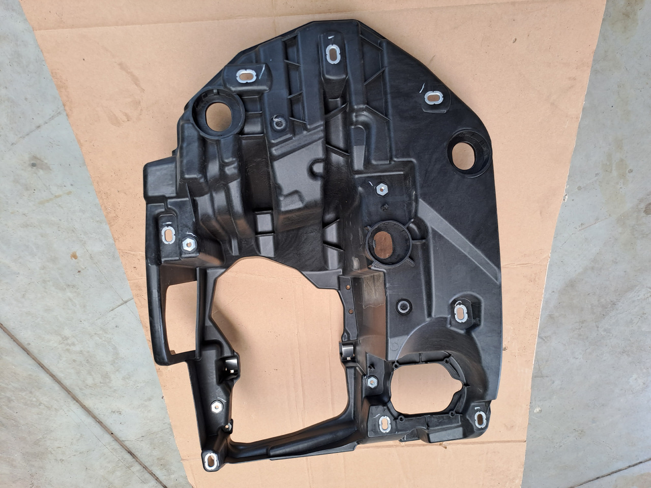 Neuwertiger Träger für Scheinwerfer MAN TG3 rechts, Artikel - Nr. : 81.41610 - 5838 / 5837 - Priekinis žibintas - Sunkvežimis: foto 5 Neuwertiger Träger für Scheinwerfer MAN TG3 rechts, Artikel - Nr. : 81.41610 - 5838 / 5837 - Priekinis žibintas - Sunkvežimis: foto 5