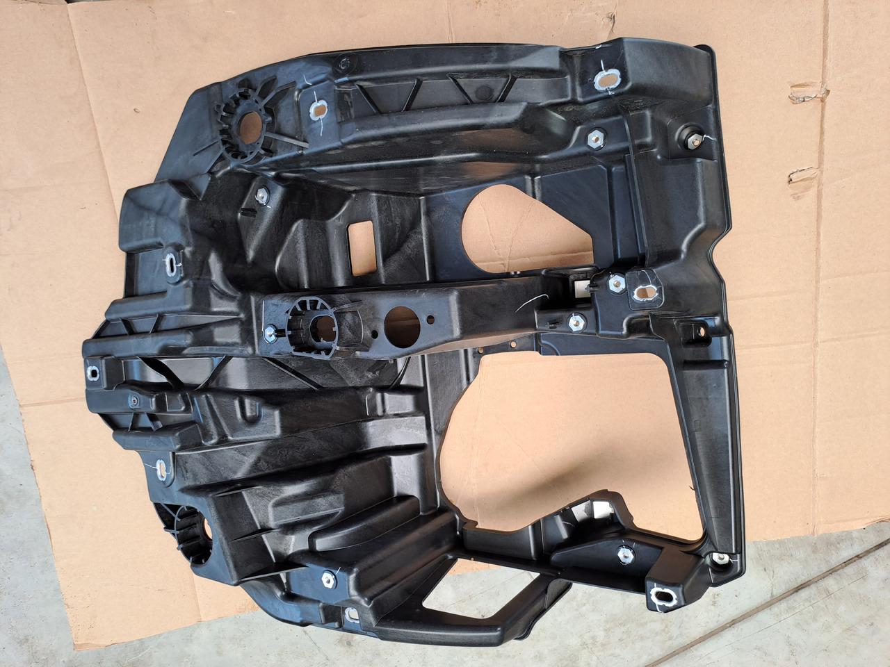 Neuwertiger Träger für Scheinwerfer MAN TG3 rechts, Artikel - Nr. : 81.41614 - 5002 / 5001 - Priekinis žibintas - Sunkvežimis: foto 3 Neuwertiger Träger für Scheinwerfer MAN TG3 rechts, Artikel - Nr. : 81.41614 - 5002 / 5001 - Priekinis žibintas - Sunkvežimis: foto 3