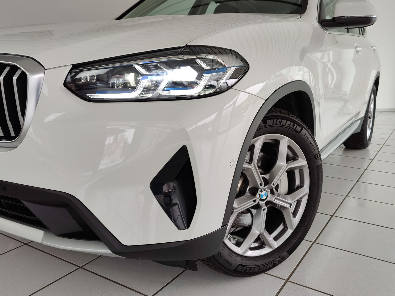 BMW X3 xDrive 30 i Live-Cockpit DAB Leder HiFi Headup - Visureigis: foto 2 BMW X3 xDrive 30 i Live-Cockpit DAB Leder HiFi Headup - Visureigis: foto 2