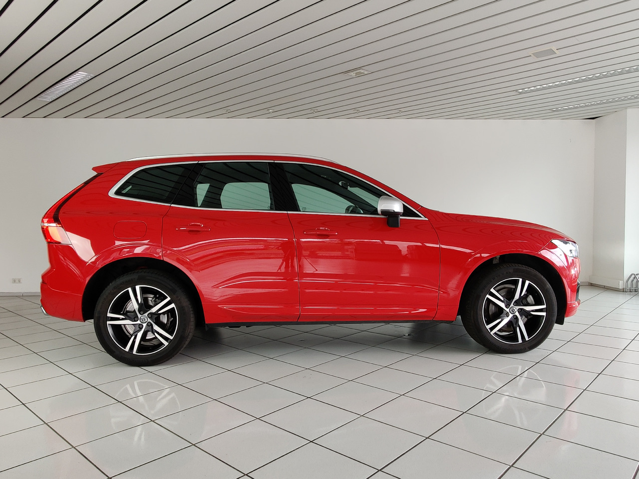 Volvo XC60 R Design AWD 228kW 360°Kam Pano Head-Up CD Apple - Visureigis: foto 5 Volvo XC60 R Design AWD 228kW 360°Kam Pano Head-Up CD Apple - Visureigis: foto 5