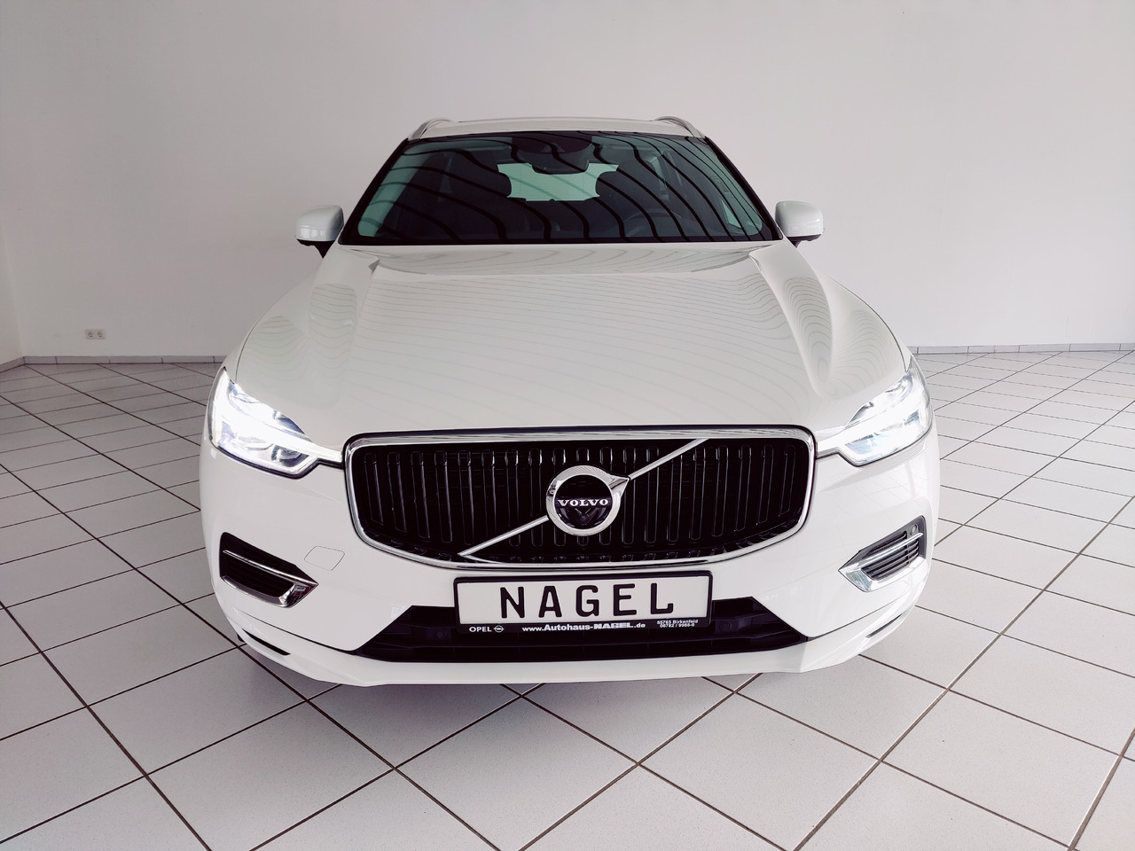 Volvo XC60 t8 twin engine Momentum Plug-In Hybrid AWD AHK Leder Navi - Visureigis: foto 3 Volvo XC60 t8 twin engine Momentum Plug-In Hybrid AWD AHK Leder Navi - Visureigis: foto 3