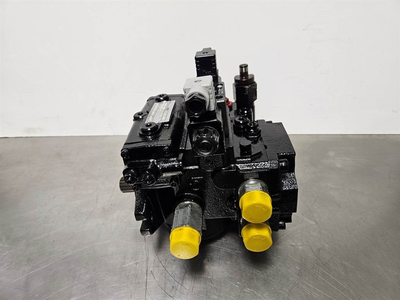 Giant 451T-Bondioli& Pavesi M4PV28-28-Drive pump/Rijpomp - Hidraulika - Statybinė technika: foto 4 Giant 451T-Bondioli& Pavesi M4PV28-28-Drive pump/Rijpomp - Hidraulika - Statybinė technika: foto 4