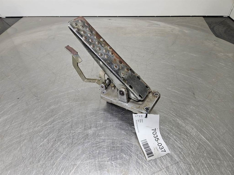 Liebherr A924B-7024466-Brake pedal/Bremspedal/Rempedaal - Kabina ir interjeras - Statybinė technika: foto 1 Liebherr A924B-7024466-Brake pedal/Bremspedal/Rempedaal - Kabina ir interjeras - Statybinė technika: foto 1