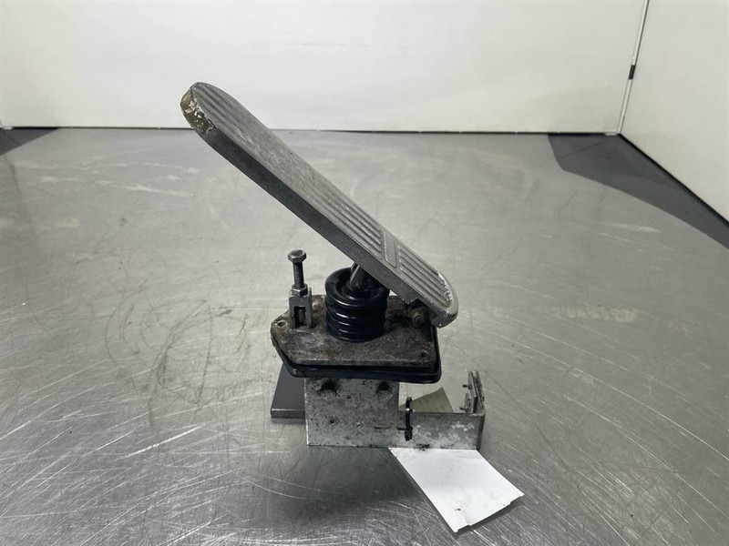 O & K L25.5 - Gas pedal/Fusspedal/Gaspedaal - Kabina ir interjeras - Statybinė technika: foto 1 O & K L25.5 - Gas pedal/Fusspedal/Gaspedaal - Kabina ir interjeras - Statybinė technika: foto 1