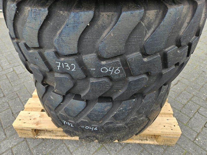 Schaeff SKL834-Firestone 405/70R18-Tire/Reifen/Band - Padangos ir ratlankiai - Statybinė technika: foto 3 Schaeff SKL834-Firestone 405/70R18-Tire/Reifen/Band - Padangos ir ratlankiai - Statybinė technika: foto 3