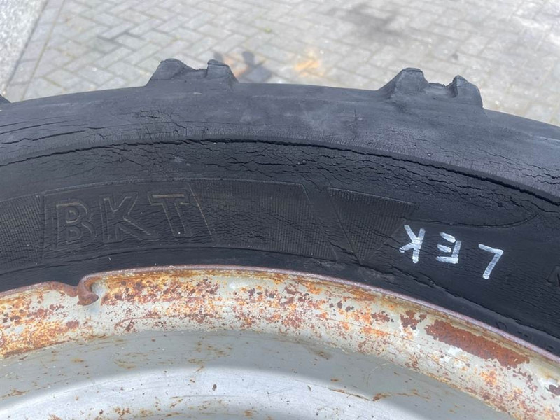 Schaeff SKS661-BKT 405/70-24 (16/70-24)-Tire/Reifen/Band - Padangos ir ratlankiai - Statybinė technika: foto 3 Schaeff SKS661-BKT 405/70-24 (16/70-24)-Tire/Reifen/Band - Padangos ir ratlankiai - Statybinė technika: foto 3