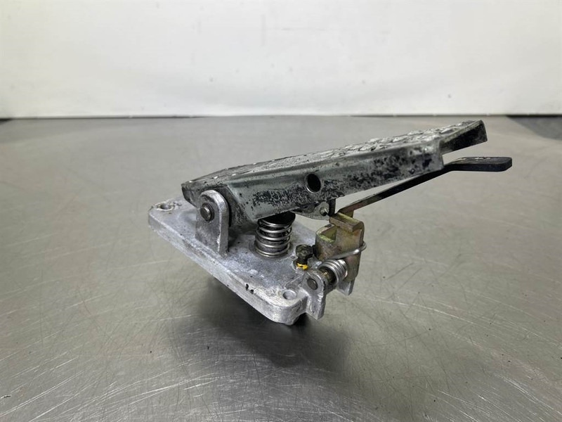 Terex TW150-6041506-Brake pedal/Bremspedal/Rempedaal - Kabina ir interjeras - Statybinė technika: foto 4 Terex TW150-6041506-Brake pedal/Bremspedal/Rempedaal - Kabina ir interjeras - Statybinė technika: foto 4