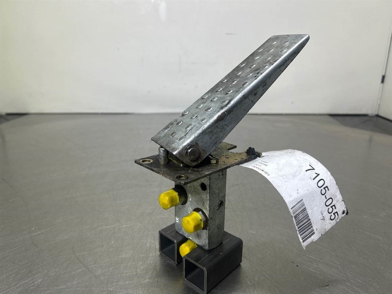 Terex TW150-Atlas 6049419/6047885-Gas pedal - Kabina ir interjeras - Statybinė technika: foto 5 Terex TW150-Atlas 6049419/6047885-Gas pedal - Kabina ir interjeras - Statybinė technika: foto 5