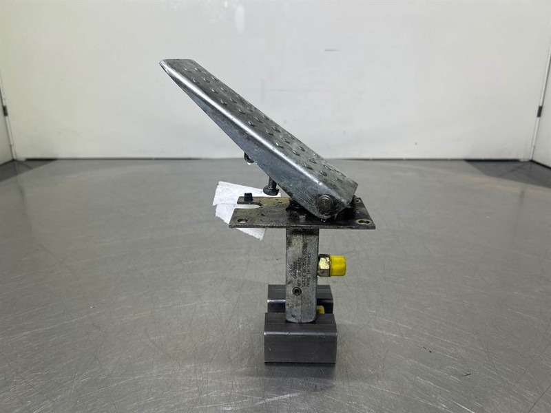 Terex TW150-Atlas 6049419/6047885-Gas pedal - Kabina ir interjeras - Statybinė technika: foto 2 Terex TW150-Atlas 6049419/6047885-Gas pedal - Kabina ir interjeras - Statybinė technika: foto 2