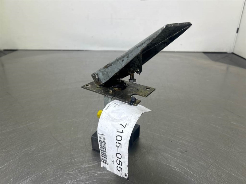 Terex TW150-Atlas 6049419/6047885-Gas pedal - Kabina ir interjeras - Statybinė technika: foto 4 Terex TW150-Atlas 6049419/6047885-Gas pedal - Kabina ir interjeras - Statybinė technika: foto 4