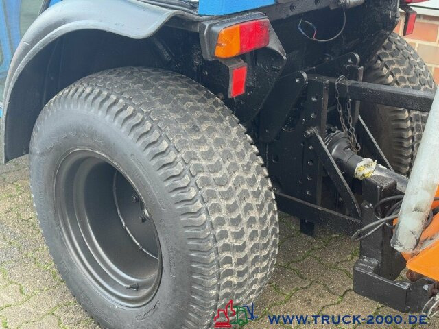 Iseki 2120 Winterdienst Besen + Streuer 2 Zapfwellen - Komunalinis traktorius: foto 5 Iseki 2120 Winterdienst Besen + Streuer 2 Zapfwellen - Komunalinis traktorius: foto 5