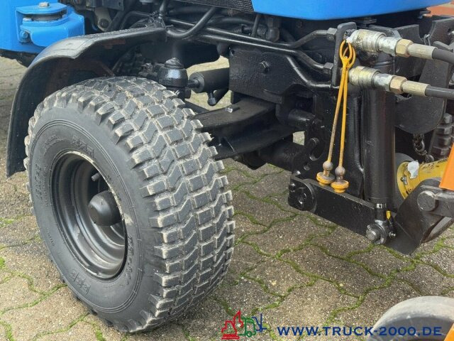 Iseki 2120 Winterdienst Besen + Streuer 2 Zapfwellen - Komunalinis traktorius: foto 3 Iseki 2120 Winterdienst Besen + Streuer 2 Zapfwellen - Komunalinis traktorius: foto 3