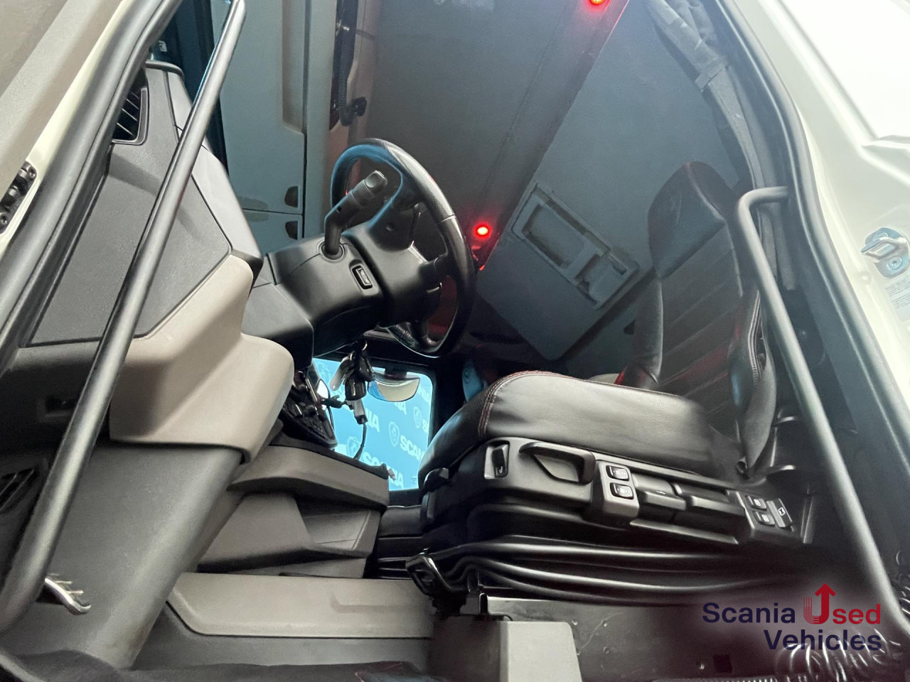 SCANIA R 650 B6x4NB RETARDER V8 WOOD KESLA 2112T CRANE - Miškovežis, Sunkvežimis su kranu: foto 5 SCANIA R 650 B6x4NB RETARDER V8 WOOD KESLA 2112T CRANE - Miškovežis, Sunkvežimis su kranu: foto 5