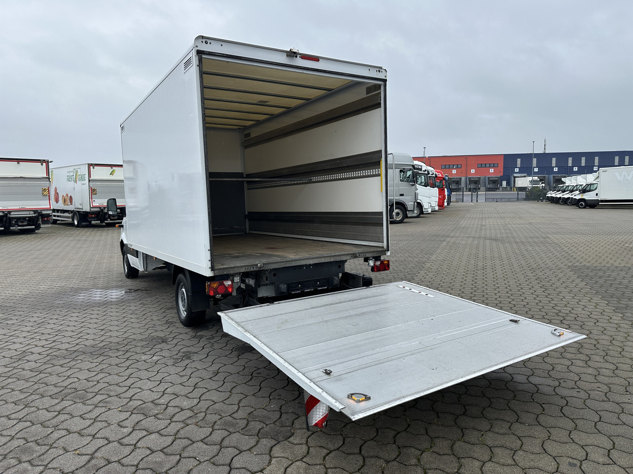 Mercedes-Benz Sprinter 319 CDI Koffer LBW RFK SH Tempomat - Furgonas su krovinių dėže: foto 3 Mercedes-Benz Sprinter 319 CDI Koffer LBW RFK SH Tempomat - Furgonas su krovinių dėže: foto 3