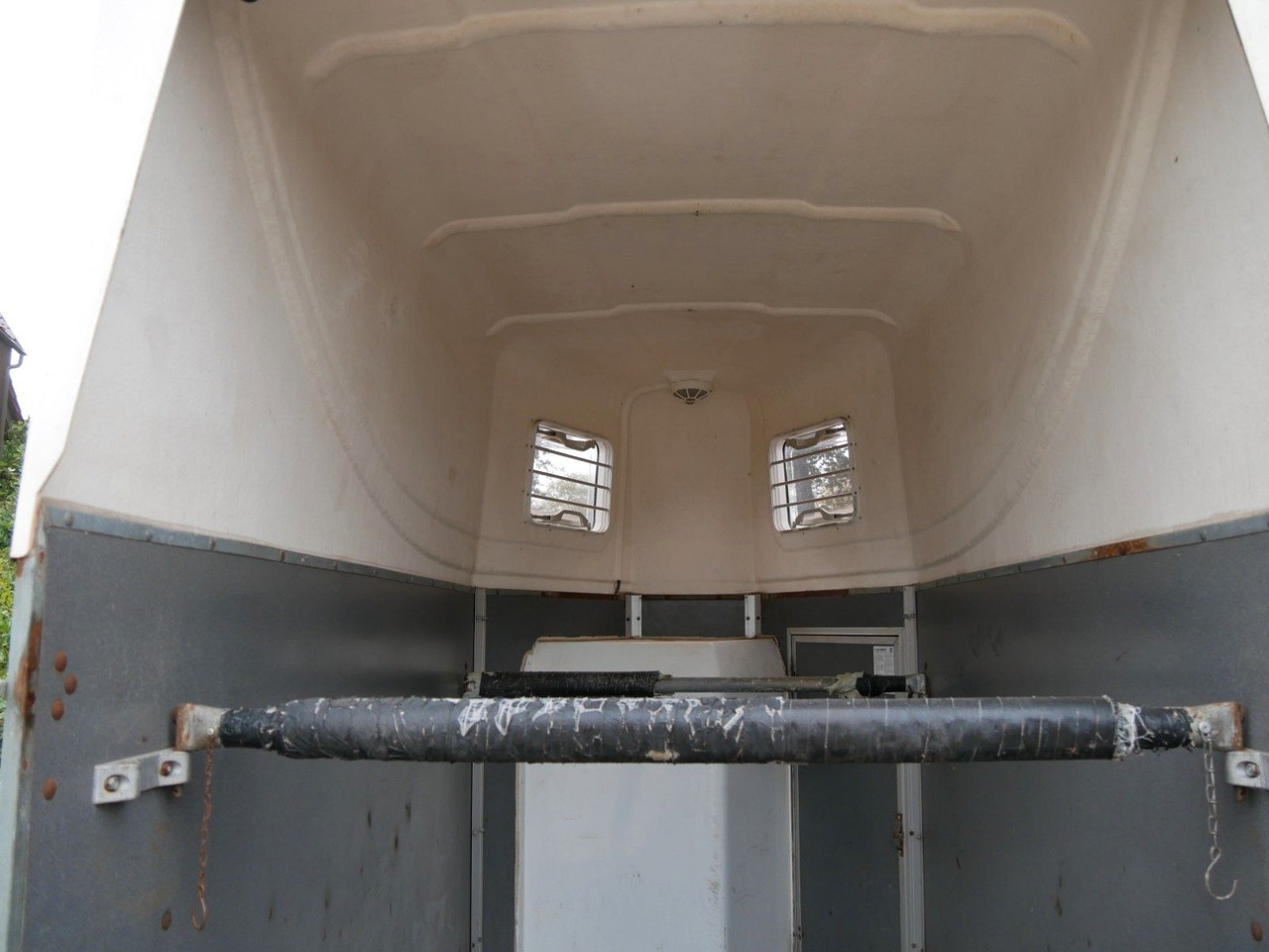 Blomert 1,5 Pferde mit Sattelkammer - Gyvulių pervežimo priekaba: foto 5 Blomert 1,5 Pferde mit Sattelkammer - Gyvulių pervežimo priekaba: foto 5