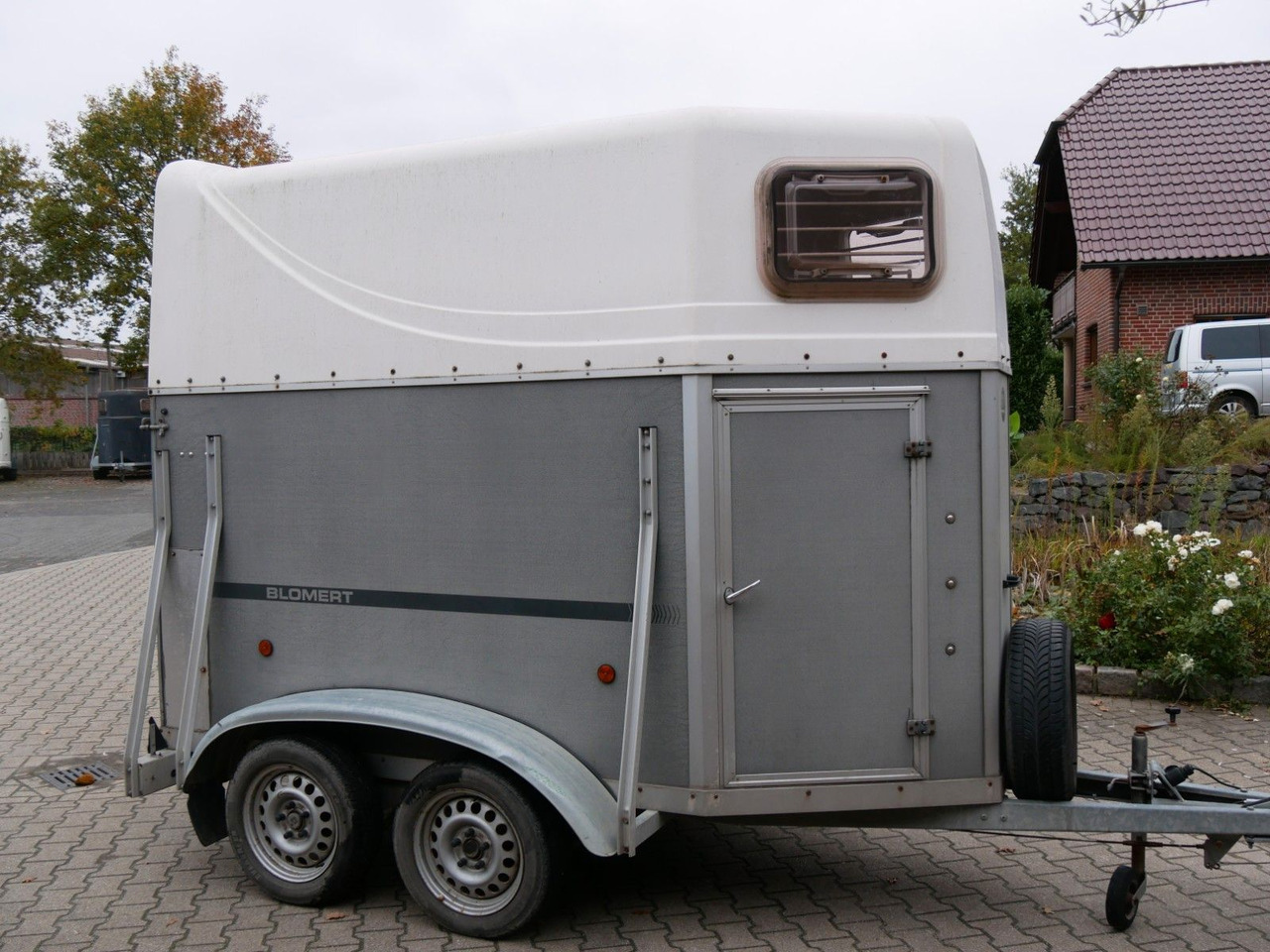 Blomert 1,5 Pferde mit Sattelkammer - Gyvulių pervežimo priekaba: foto 1 Blomert 1,5 Pferde mit Sattelkammer - Gyvulių pervežimo priekaba: foto 1